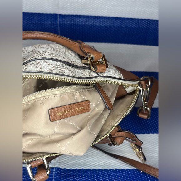 🎉Michael Kors Ciara Vanilla Acorn Convertible Signature Monogram Messenger Bag - Picture 12 of 15